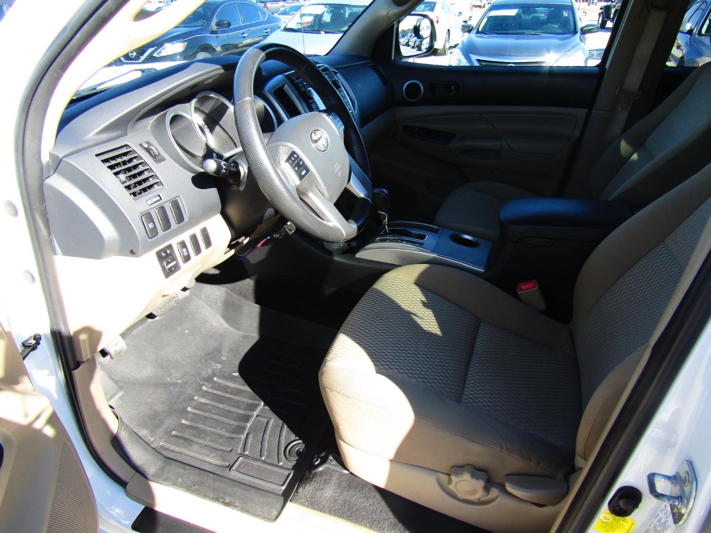 2013 WHITE Toyota Tacoma PreRunner Double Cab V6 Auto 2WD (5TFJU4GN5DX) with an 4.0L V6 DOHC 24V engine, Automatic transmission, located at 15016 S Hwy 231, Midland City, AL, 36350, (334) 983-3001, 31.306210, -85.495277 - Photo#3